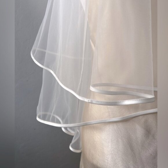 Short Wedding Veil with Comb Satin Trim Waist Length main image 5